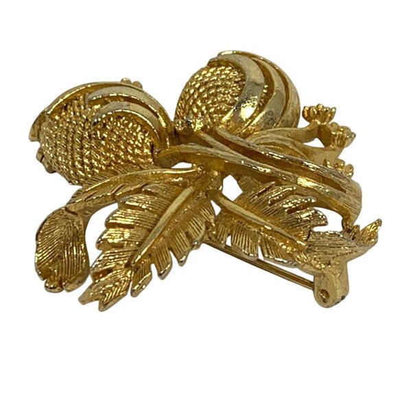 Vintage LISNER Gold Tone Textured Brooch Pin 3D Berries / Cones Flowers Leaves - Picture 6 of 8